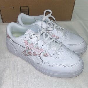 Reebok White Floral Design Sneakers Size Women’s 9